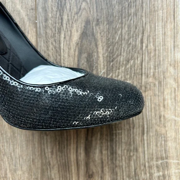 Chanel Black Sequin Sparkle CC Pumps | 38 - Picture 4 of 16